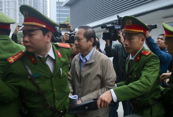 "Tôi chính là người đề xuất giao cho Phạm Đình Trọng (nguyên Vụ trưởng Vụ Quản lý doanh nghiệp) động viên ông Phạm Nhật Vũ (cựu Chủ tịch HĐQT AVG) để hủy hợp đồng và thu hồi tiền về cho nhà nước, khắc phục hậu quả tối đa" - bị cáo Tuấn khai và cho rằng đây là vụ án kinh tế hy hữu khi đã thu hồi được toàn bộ tài sản cho nhà nước.