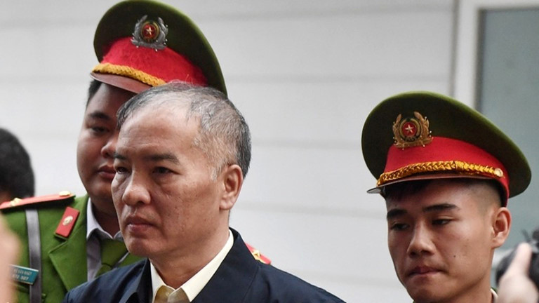 "Khi xem xét lượng hình với bị cáo, trong đó, có bị cáo Trà thì mong HĐXX chấp nhận đề xuất của VKS cần có sự phân hóa về hành vi, số tiền chiếm đoạt, việc nộp tiền khắc phục hậu quả… để giảm nhẹ hình phạt cho các bị cáo, nhất là các bị cáo đã khắc phục hết số tiền chiếm đoạt", luật sư Hoài đề nghị. 