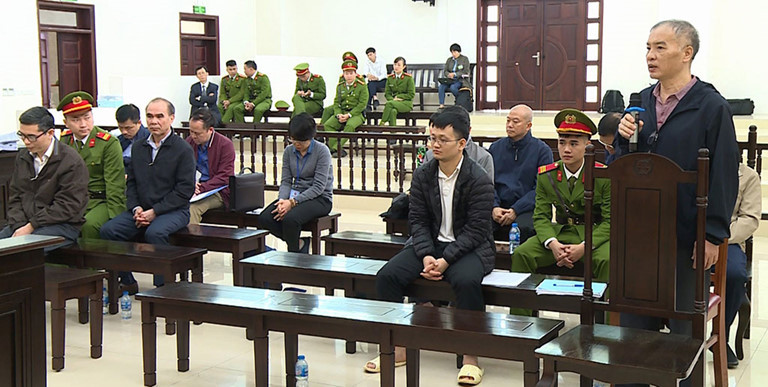 Sau khi luật sư bào chữa phát biểu, bị cáo Lê Nam Trà thực hiện việc tự bào chữa cho bản thân. Cựu Chủ tịch MobiFone nói với tâm trạng khá xúc động. Đầu tiên, bị cáo khẳng định nhất trí với tội danh bị cáo buộc nhưng về hình phạt thì quá nghiêm khắc với cá nhân bị cáo và MobiFone. 