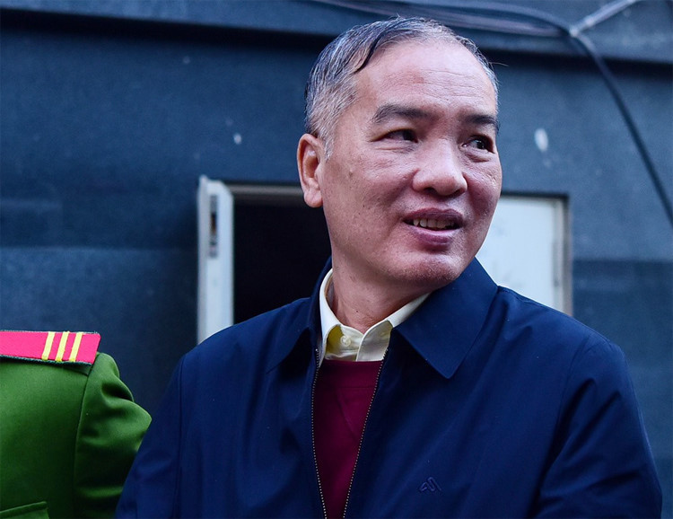 "Bản thân bị cáo với cương vị là Chủ tịch HĐTV đã không đủ khả năng dẫn dắt vượt qua các sức ép, quyết định của dự án để lúc này, các đồng nghiệp, cấp dưới phải đứng trước tòa. Trách nhiệm này thuộc về tôi" - bị cáo Lê Nam Trà nói.