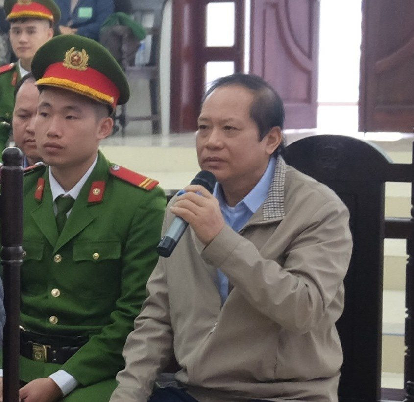 Khẳng định sai phạm là ngoài mong muốn, nhất là việc ký Quyết định 236, bị cáo Tuấn mong HĐXX xem xét việc khi đương chức đã yêu cầu Vụ Quản lý doanh nghiệp (Bộ TT-TT) cung cấp đầy đủ thông tin vụ việc cho cơ quan điều tra.