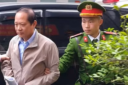 "Cả cuộc đời phấn đấu không biết mệt mỏi, luôn cống hiến, sẵn sàng tham gia bất cứ nhiệm vụ nào, dù khó khăn nhất nơi địa đầu Tổ quốc hay những nơi gian khổ nhất. Trong cả thời gian đang làm việc, bị cáo luôn muốn phấn đấu làm cho tốt trách nhiệm của cán bộ, đảng viên. Nhưng không ngờ, với sự vi phạm của mình, ngày hôm nay tôi phải đứng trước phiên tòa này nói những lời tự bào chữa cho mình" - bị cáo Tuấn nói.