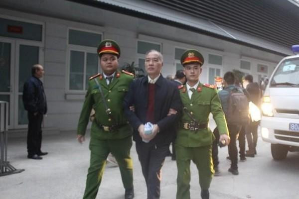 Ông Lê Nam Trà bị cáo buộc đã nhận hối lộ 2,5 triệu USD từ ông Phạm Nhật Vũ, cựu Chủ tịch Hội đồng quản trị của AVG. Luật sư bào chữa cho ông Lê Nam Trà cho rằng, trong cáo trạng bỏ sót một chi tiết nhưng rất mừng trong bản luận tội hôm (20/12), đại diện VKS đã đưa vào, đó là tình tiết tự thú của ông Trà được coi là tình tiết giảm nhẹ cùng các tình tiết khác. 