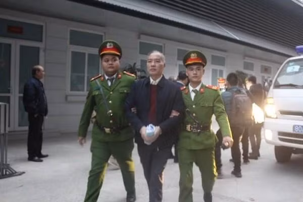 Ông Lê Nam Trà bị cáo buộc đã nhận hối lộ 2,5 triệu USD từ ông Phạm Nhật Vũ, cựu Chủ tịch Hội đồng quản trị của AVG. Luật sư bào chữa cho ông Lê Nam Trà cho rằng, trong cáo trạng bỏ sót một chi tiết nhưng rất mừng trong bản luận tội hôm (20/12), đại diện VKS đã đưa vào, đó là tình tiết tự thú của ông Trà được coi là tình tiết giảm nhẹ cùng các tình tiết khác. 