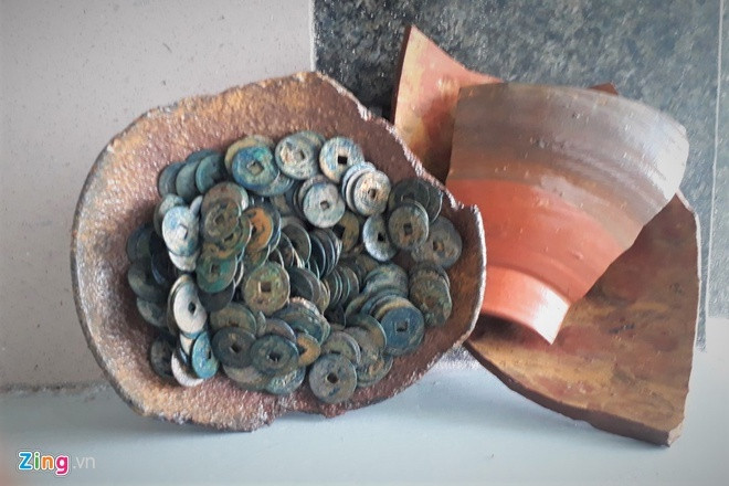 Ha Tinh: Dao mong xay nha, phat hien 3 kho bau co nang hon 1 ta-Hinh-2