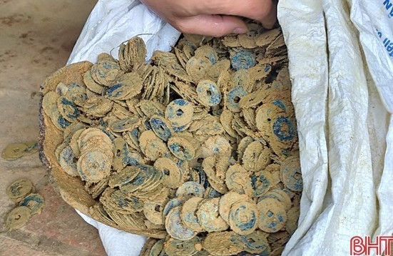 Ha Tinh: Dao mong xay nha, phat hien 3 kho bau co nang hon 1 ta