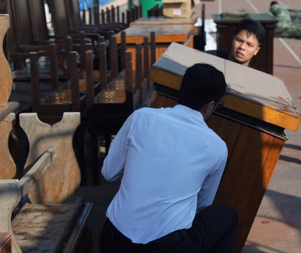 Theo ông Kỷ, sân vận động tỉnh Điện Biên có sức chứa 10 ngàn người nên việc đảm bảo an ninh cho 3 ngày xét xử là vấn đề rất được lưu ý. Dự kiến ngày mai có khoảng 3 đến 5 ngàn người theo dõi phiên xét xử. Ngay từ hôm nay, sân vận động đã cấm người dân vào để phục vụ công tác chuẩn bị. 