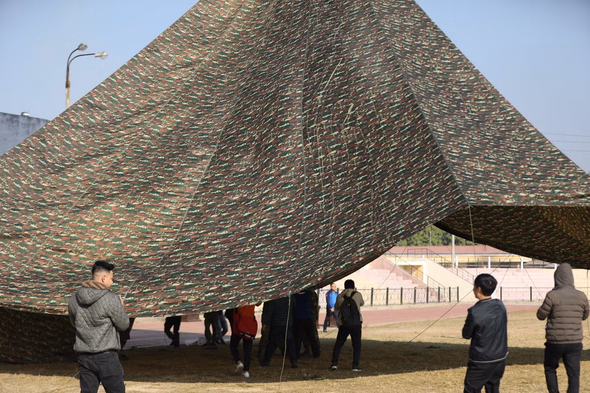 Không mảy may nghi ngờ, Mỹ Duyên đã mang gà đến khu vực C13 phường Thanh Trường, thành phố Điện Biên Phủ để giao cho khách. Đến căn nhà hoang ở khu vực C13, phường Thanh Trường, Duyên bị Công dùng côn siết cổ đến bất tỉnh. Sau đó, nhóm bị can khiêng Duyên lên thùng xe tải rồi chở về nhà Công.