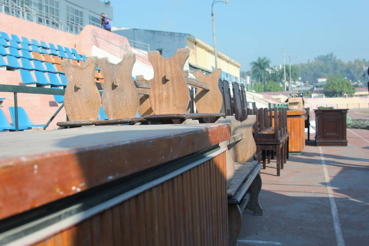 Trong thời gian chờ mổ gà, Hùng nói chuyện với chị Cao Mỹ Duyên bán gà bên cạnh chỗ chị Phương rồi lấy số điện thoại của chị Duyên và hẹn sẽ gọi để mua thêm gà… Khoảng 18h40, Hùng gọi chị Cao Mỹ Duyên đặt mua 10 con gà. 