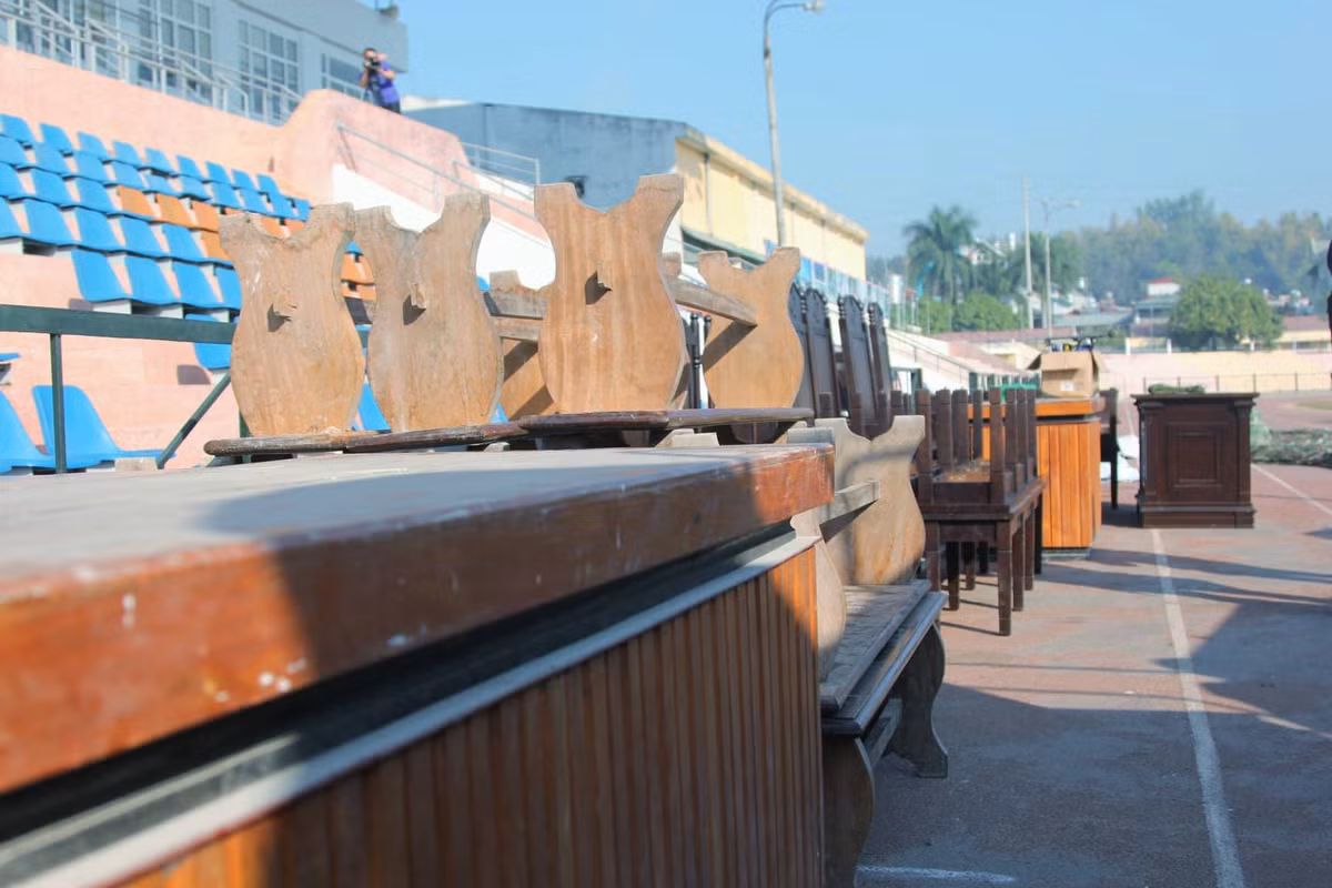 Trong thời gian chờ mổ gà, Hùng nói chuyện với chị Cao Mỹ Duyên bán gà bên cạnh chỗ chị Phương rồi lấy số điện thoại của chị Duyên và hẹn sẽ gọi để mua thêm gà… Khoảng 18h40, Hùng gọi chị Cao Mỹ Duyên đặt mua 10 con gà. 