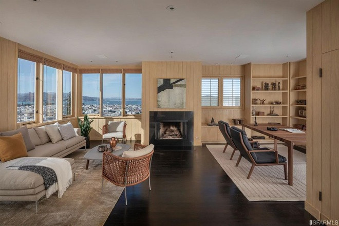 Một trong những khu vực nổi bật nhất bên trong căn biệt thự là phòng đọc sách kết hợp nơi làm việc được ốp gỗ hoàn toàn.