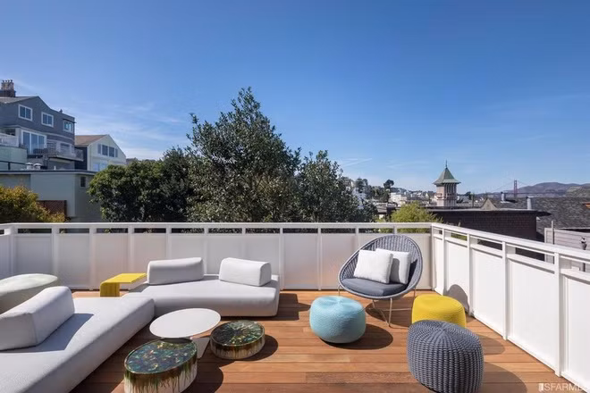 Không gian thư giãn ngoài trời rộng lớn, lý tưởng cho việc uống trà, nhâm nhi cà phê, và trò chuyện với bạn bè, người thân. Căn biệt thự này còn có một số tiện ích cao cấp khác như nhà để xe và thang máy. Xem thêm video: Hà Nội: 3 bà cháu tử vong do cháy nhà. Nguồn: VTC 14.