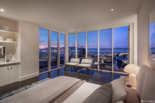 Phòng ngủ chính rộng rãi, thoáng đãng, mang những tông màu tưởng phản để tạo nên những nét độc đáo. Căn phòng còn có một ban công riêng để ngắm cảnh sắc phố phường.