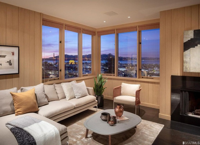 Phòng gia đình mang những gam màu nóng để tạo nên sự ấm cúng, gần gũi. Từ đây, gia chủ có thể ngắm nhìn được khung cảnh cầu Cổng Vàng danh tiếng.