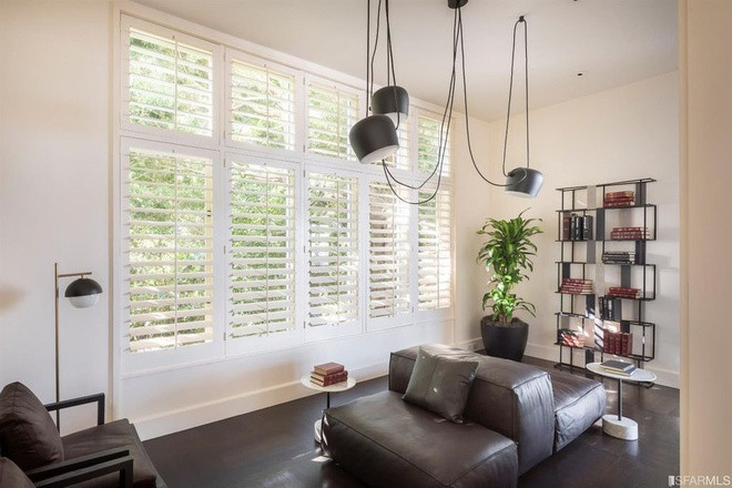 Biệt thự có vẻ ngoài cổ điển, nhưng nội thất bên trong các khu vực sinh hoạt lại rất hiện đại.