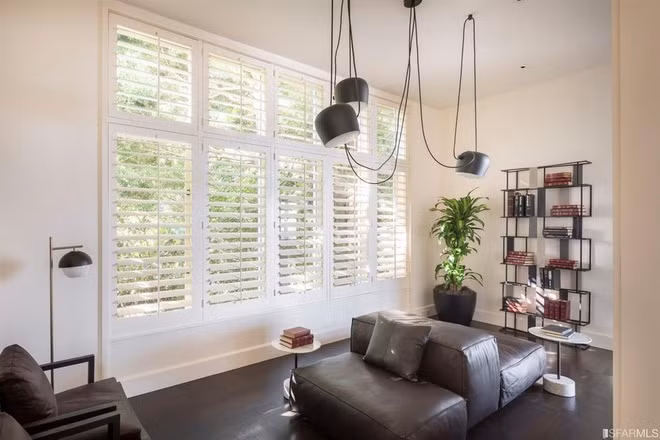 Biệt thự có vẻ ngoài cổ điển, nhưng nội thất bên trong các khu vực sinh hoạt lại rất hiện đại.