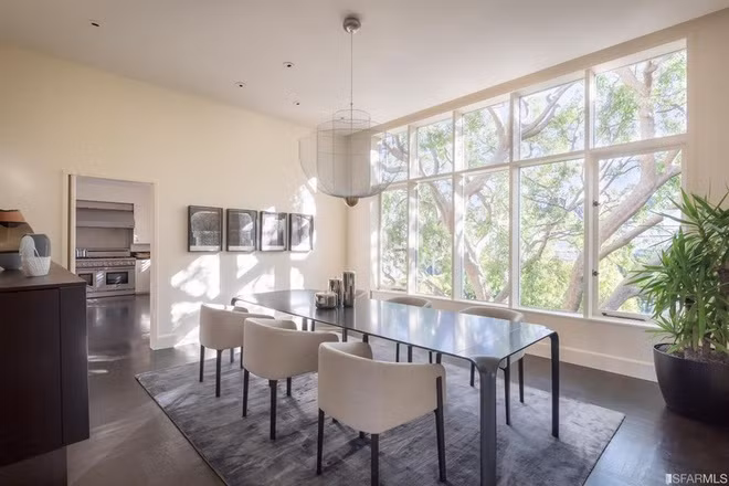 Phòng ăn thanh lịch nằm sát ngay bên nhà bếp. Căn phòng nhỏ nhắn giữ được những đường nét trang nhã khi đồ nội thất tại đây được bài trí tinh tế. 