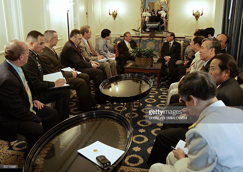 2005 cũng là năm kỷ niệm 10 năm thiết lập quan hệ hai nước. Trong 10 năm, quan hệ Việt Nam - Hoa Kỳ đã có những phát triển quan trọng trên nhiều lĩnh vực, tạo cơ sở để tiến tới xây dựng một quan hệ ổn định, vững chắc và lâu dài giữa hai nước. Đặc biệt, trong chuyến thăm lần này, quan hệ hợp tác giữa Việt - Mỹ còn mở rộng sang cả lĩnh vực an ninh, quốc phòng - một trang mới trong lịch sử hai nước. Ảnh: Thủ tướng Phan Văn Khải hội đàm cùng Bộ trưởng Quốc phòng Mỹ Donald Rumsfeld, ngày 26/6/2005 tại khách sạn quốc tế Willard (Thủ đô Washington DC). Nguồn ảnh: Getty Images