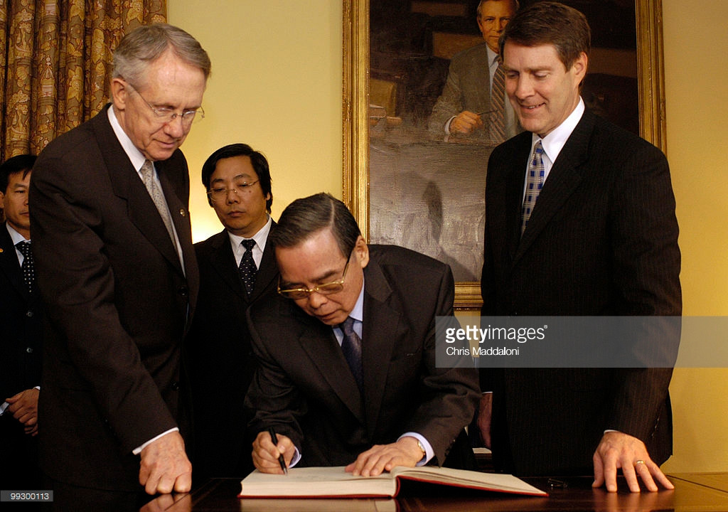 Thủ tướng Phan Văn Khải ký vào quyển sổ lưu niệm trong cuộc gặp gỡ với lãnh đạo đa số Thượng viện Hoa Kỳ, ngày 22/6/2005. Nguồn ảnh: Chris Maddaloni/Roll Call/Getty Images