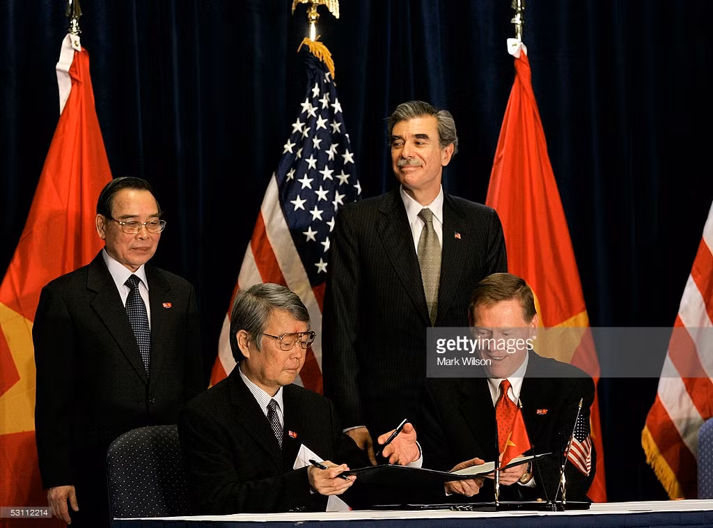 Thủ tướng Phan Văn Khải quan sát lễ ký thỏa thuận mua 4 máy bay chở khách hiện đại Boeing 787-8 giữa Tổng Giám đốc Vietnam Airlines Nguyễn Xuân Hiển và Chủ tịch Tập đoàn Boeing Alan Mulally, ngày 21/6/2005. Nguồn ảnh: Mark Wilson/Getty Images