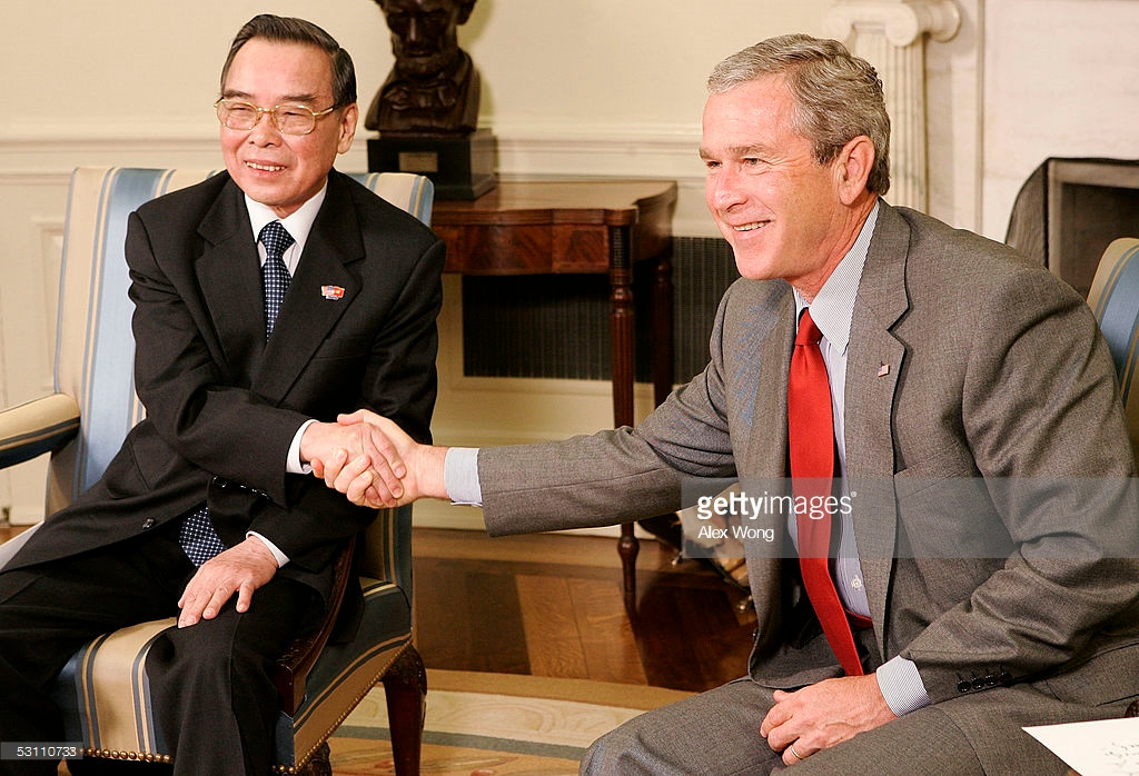 Ngày 21/6/2005, tại phòng bầu dục, Nhà trắng đã diễn ra cuộc hội đàm giữa Thủ tướng Phan Văn Khải và Tổng thống George W.Bush. Cuộc hội đàm (40 phút) kéo dài hơn dự kiến 15 phút. Tổng thống Bush với thái độ hòa giải, đánh giá cao thành tựu đổi mới của Việt Nam. Việc người đứng đầu Hoa Kỳ thừa nhận những tiến bộ về tôn giáo, nhân quyền tại Việt Nam thời gian qua, khẳng định ủng hộ mạnh mẽ Việt Nam gia nhập WTO, nhận lời sang thăm Việt Nam vào năm 2006 là điều cách đó 10 năm không ai nghĩ tới. Ảnh: Cái bắt tay lịch sử giữa hai nhà lãnh đạo, đánh dấu sự phát triển mới trong quan hệ song phương sau 10 năm bình thường hoá. Nguồn ảnh: Alex Wong/Getty Images