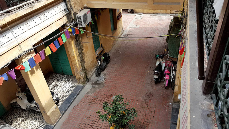 Khoảng sân và giếng trời ở khu vực gian chính của biệt thự. Ảnh: Diệu Bình