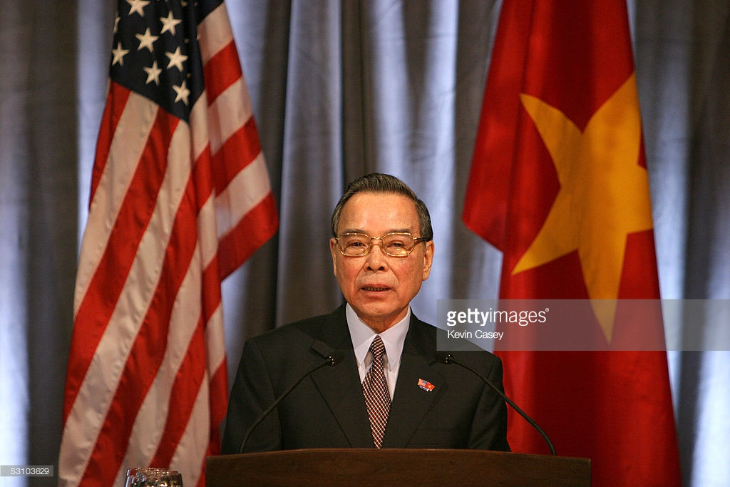 Chuyến thăm lịch sử đến Hoa Kỳ sau 30 năm kết thúc chiến tranh của Thủ tướng Phan Văn Khải đã gửi hai thông điệp quan trọng đến Chính phủ Hoa Kỳ và cộng đồng người Việt đang sinh sống tại Hoa Kỳ. Thông điệp thứ nhất, Thủ tướng khẳng định quan hệ Việt Nam - Hoa Kỳ đang không ngừng phát triển theo tinh thần hướng về tương lai và đã thu được thành công bước đầu rất đáng phấn khởi. Thứ hai, Thủ tướng khẳng định Nhà nước Việt Nam luôn coi đồng bào sinh sống ở nước ngoài nói chung và tại Hoa Kỳ nói riêng là một bộ phận không thể tách rời của dân tộc Việt Nam. Ảnh: Thủ tướng Phan Văn Khải phát biểu trả lời họp báo tại khách sạn Seattle Fairmont Olympic, ngày 19/6/2005.