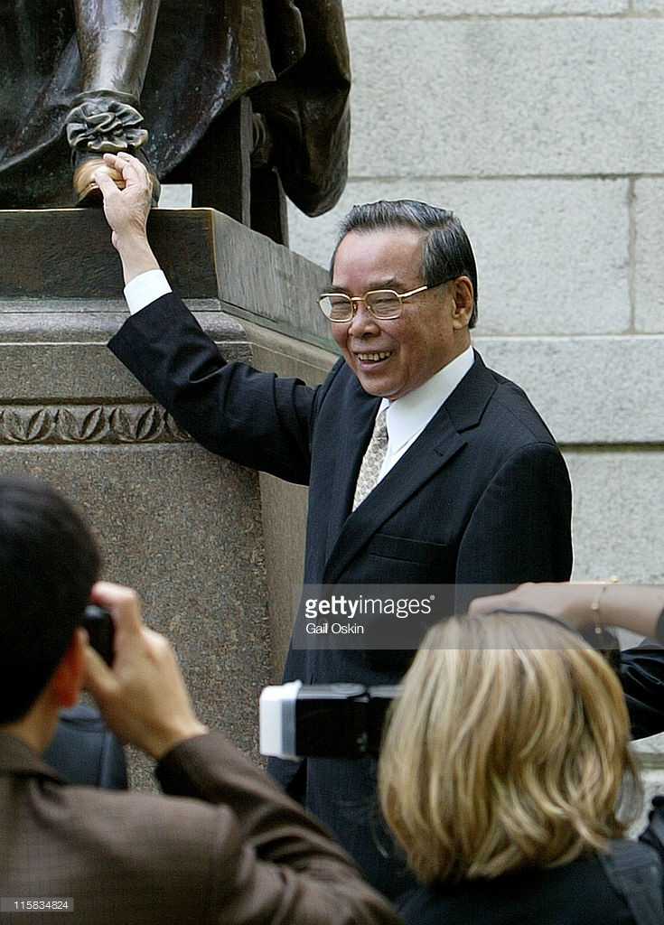 Thủ tướng Phan Văn Khải sờ vào chân bức tượng John Harvard - được cho là sự may mắn bất kỳ vị khách nào tới thăm trường Đại học Harvard, bang Massachusetts ngày 24/6/2005.