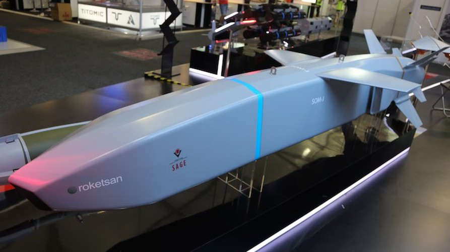 SOM-J sử dụng nhiều cơ chế dẫn đường hiện đại và phức tạp, điều này cho phép nó đánh trúng mục tiêu gần như tuyệt đối.