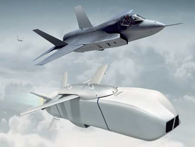 Khối lượng khoảng 455 kg cho phép SOM-J gắn được vào giá treo trong khoang vũ khí nhỏ hẹp của F-35 cũng như treo bên ngoài của chiến đấu cơ F-16.