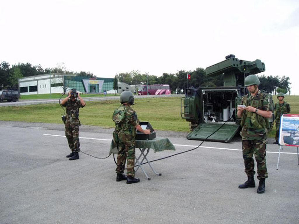 Các bệ phóng được sự hỗ trợ của hệ thống quan sát quang điện tử đặt trên xe, cùng máy đo xa laser và hệ thống nhận dạng địch-ta; kíp chiến đấu gồm 3 người. Một tổ hợp bao gồm 3 xe chiến đấu, một xe chỉ huy với thiết bị liên lạc, phương tiện hỗ trợ kỹ thuật và phương tiện vận chuyển đạn tên lửa; tất cả hệ thống được kết nối qua mạng vô tuyến dựa trên thông tin nhận được từ hệ thống radar AN/ MPQ-64 Sentinel.