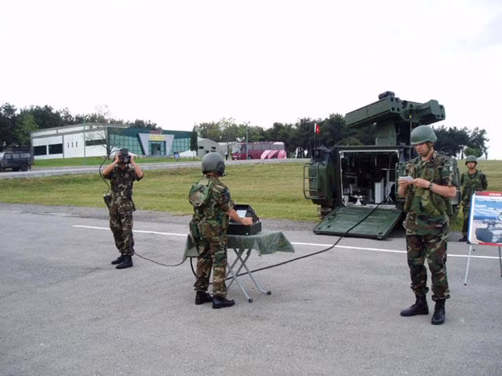 Các bệ phóng được sự hỗ trợ của hệ thống quan sát quang điện tử đặt trên xe, cùng máy đo xa laser và hệ thống nhận dạng địch-ta; kíp chiến đấu gồm 3 người. Một tổ hợp bao gồm 3 xe chiến đấu, một xe chỉ huy với thiết bị liên lạc, phương tiện hỗ trợ kỹ thuật và phương tiện vận chuyển đạn tên lửa; tất cả hệ thống được kết nối qua mạng vô tuyến dựa trên thông tin nhận được từ hệ thống radar AN/ MPQ-64 Sentinel.