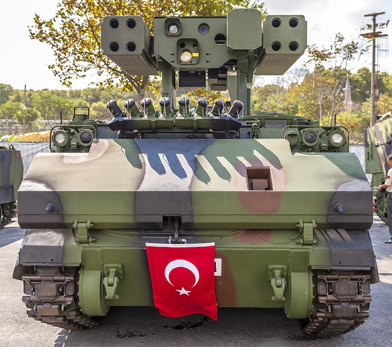 Tên lửa FIM-92 Stinger có chiều dài 1,52 m, đường kính 70 mm, trọng lượng phóng 15,2 kg. Tên lửa sử dụng hệ thống dẫn hướng hồng ngoại thụ động 2 chế độ, cho phép đối phó hiệu quả với các biện pháp gây nhiễu hồng ngoại; FIM-92 có tầm bắn hiệu quả từ 0,4-4,8 km; độ cao tiêu diệt mục tiêu tối đa từ 180-3.800 m; tên lửa sử dụng đầu nổ nặng 3 kg, hoạt động theo nguyên lý chạm nổ, được gắn kíp nổ và đồng hồ hẹn giờ tự hủy.