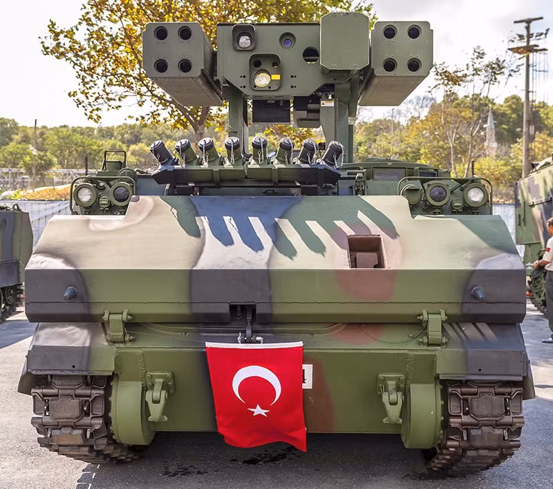 Tên lửa FIM-92 Stinger có chiều dài 1,52 m, đường kính 70 mm, trọng lượng phóng 15,2 kg. Tên lửa sử dụng hệ thống dẫn hướng hồng ngoại thụ động 2 chế độ, cho phép đối phó hiệu quả với các biện pháp gây nhiễu hồng ngoại; FIM-92 có tầm bắn hiệu quả từ 0,4-4,8 km; độ cao tiêu diệt mục tiêu tối đa từ 180-3.800 m; tên lửa sử dụng đầu nổ nặng 3 kg, hoạt động theo nguyên lý chạm nổ, được gắn kíp nổ và đồng hồ hẹn giờ tự hủy.