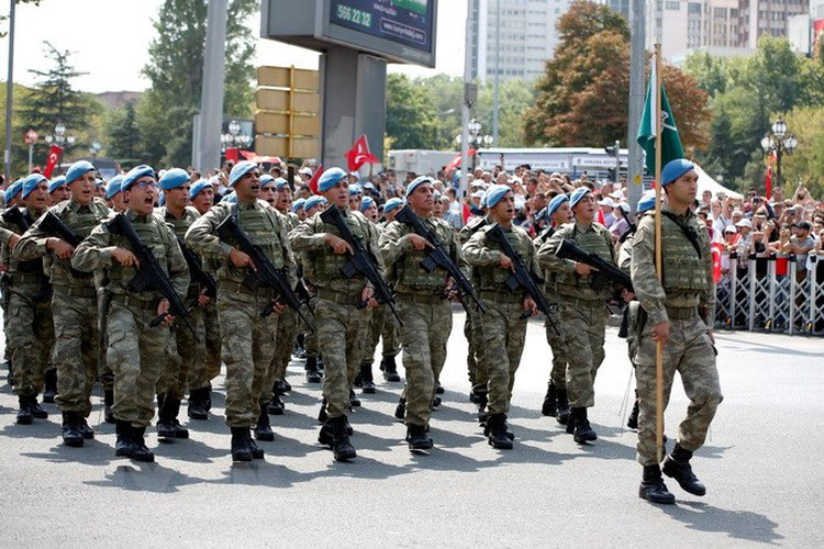 Theo Global Fire Power, lực lượng vũ trang Thổ Nhĩ Kỳ có quân số khoảng 412.691 người, đứng thứ 14 thế giới về quân số và đứng thứ 9 thế giới về sức mạnh.