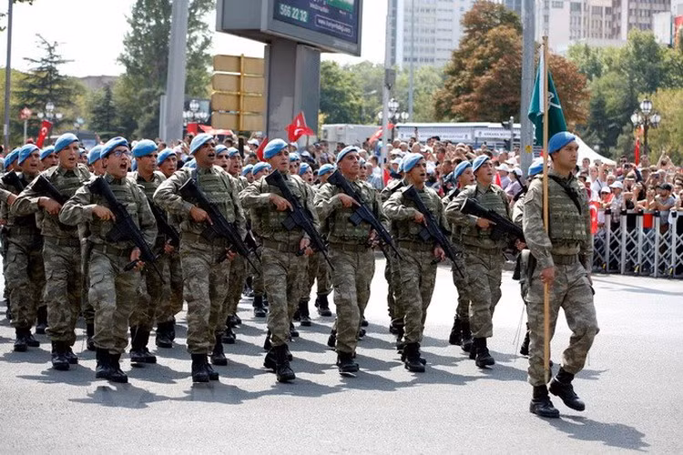 Theo Global Fire Power, lực lượng vũ trang Thổ Nhĩ Kỳ có quân số khoảng 412.691 người, đứng thứ 14 thế giới về quân số và đứng thứ 9 thế giới về sức mạnh.