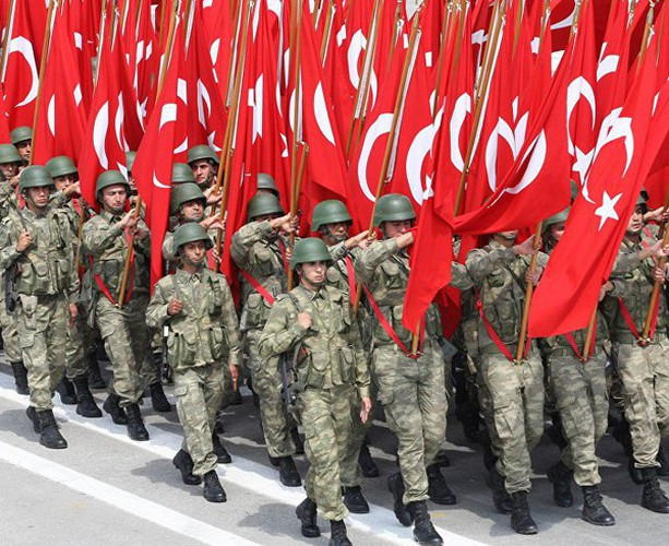 Lực lượng dự bị khoảng 378.000 người. Ankara thực hiện chế độ nghĩa vụ quân sự với thời gian nhập ngũ 6-12 tháng tùy trình độ học vấn.