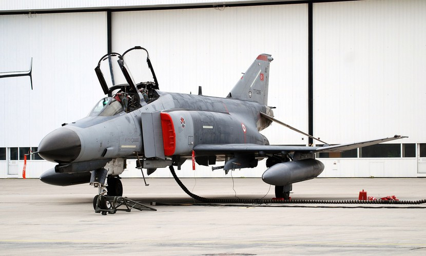 Vẫn còn khoảng chiếc F-4 Phantom II do Mỹ chế tạo sử dụng cho nhiệm vụ trinh sát và tấn công mặt đất. Hiện phần lớn số F-4 này đã được Israel nâng cấp lên chuẩn F-4T với khả năng chiến đấu ngang ngửa tiêm kích thế hệ thứ 4.