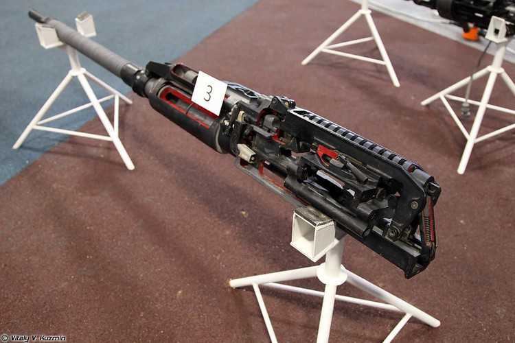 Tổng chiều dài của loại pháo này là1.978mm, trong khi đó nòng pháo dài tới 1.500mm.