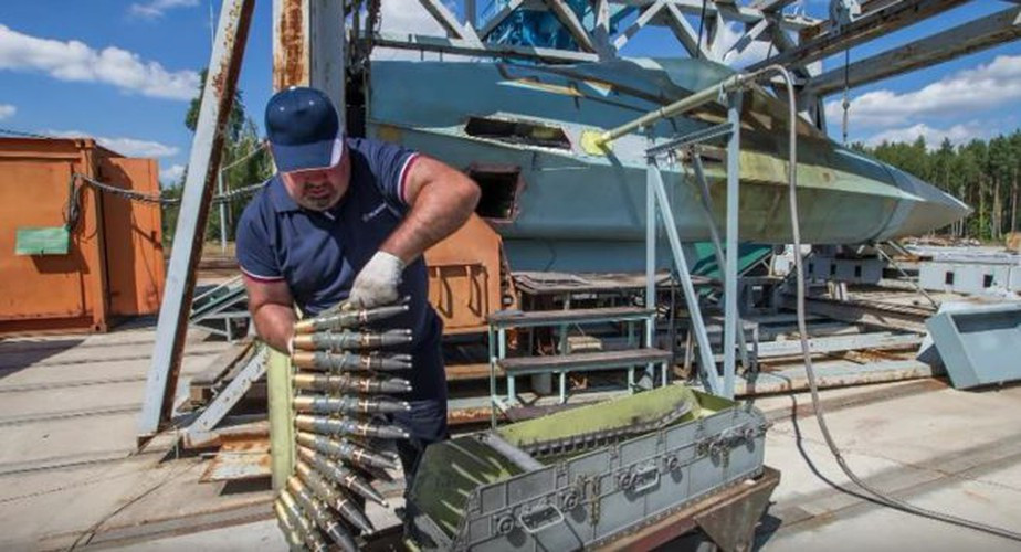 Cơ số đạn mang theo mỗi lần cất cánh là 150 viên.