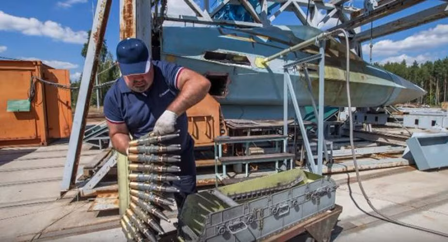 Cơ số đạn mang theo mỗi lần cất cánh là 150 viên.