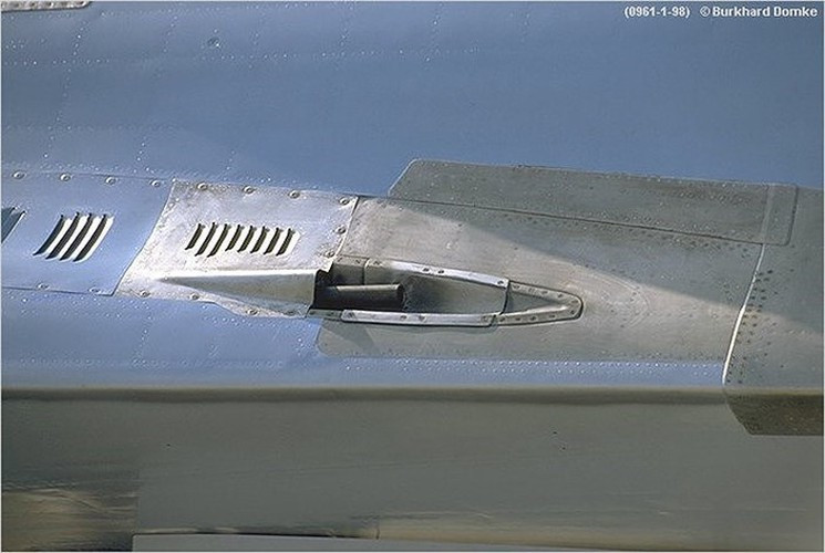 Sơ tốc đầu đạn đạt 860m/s, tầm bắn đối không ước tính từ 200-800m, khi đối đất khoảng 1.200-1.800m.