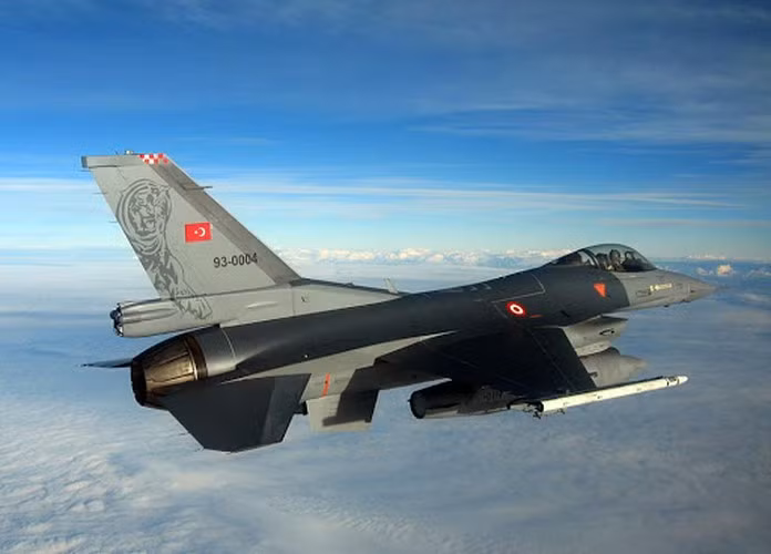 Không quân Thổ Nhĩ Kỳ hiện được trang bị nhiều loại chiến đấu cơ khác nhau nhưng hiện đại và có khả năng tác chiến toàn diện nhất vẫn là 250 tiêm kích hạng nhẹ F-16 Fighting Falcon.