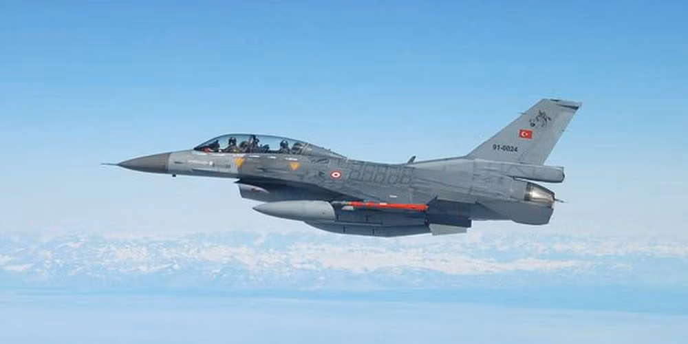 "Về phía đối địch, không quân Thổ Nhĩ Kỳ có hơn 250 máy bay chiến đấu F-16 với nhiều phiên bản khác nhau, bao gồm cả biến thể F-16C/D Block 50/52 Plus có tính năng cực kỳ tiên tiến".