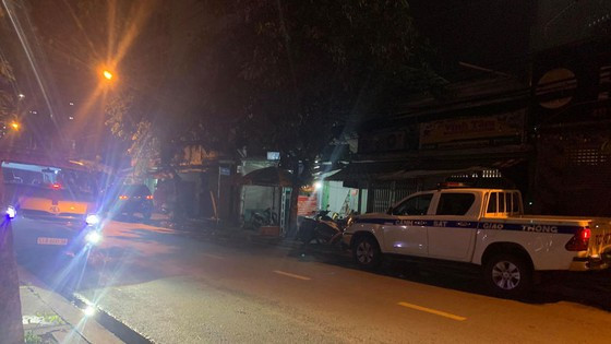 Chiều tối 26/9, một đoạn clip dài hơn 2 phút đăng tải trên mạng xã hội (facebook) ghi lại hình ảnh một phần đầu người nằm trong hẻm; cán bộ công an, bảo vệ dân phố có mặt phong tỏa hiện trường. Hiện, vụ việc đang được điều tra nên thông tin về vụ việc chưa được Công an quận 7 công bố. (Ảnh: SGGP).