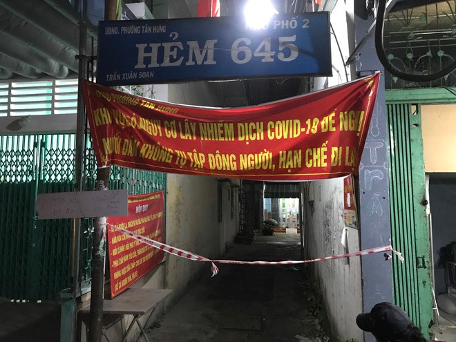 Theo người dân, nghi phạm này về đây thuê trọ khoảng gần 2 năm và sống kín tiếng. Trao đổi với báo chí, lãnh đạo Công an quận 7 xác nhận đang tạm giữ 1 nghi can được cho là gây ra vụ việc. (Ảnh Zing).