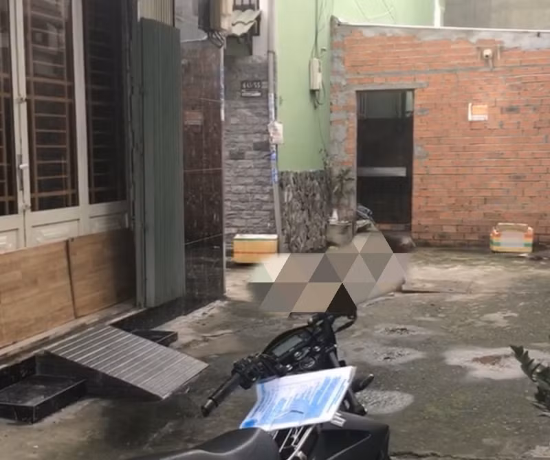 Khoảng 15h chiều cùng ngày, người dân sống trong hẻm Trần Xuân Soạn phát hiện 1 phần đầu người nằm trước 1 căn nhà trong ngõ. Cạnh đó, mọi người nhìn thấy 1 phần thi thể còn lại của nạn nhân. Bước đầu, cơ quan chức năng xác định nạn nhân tử vong là nam giới khoảng trên 40 tuổi.