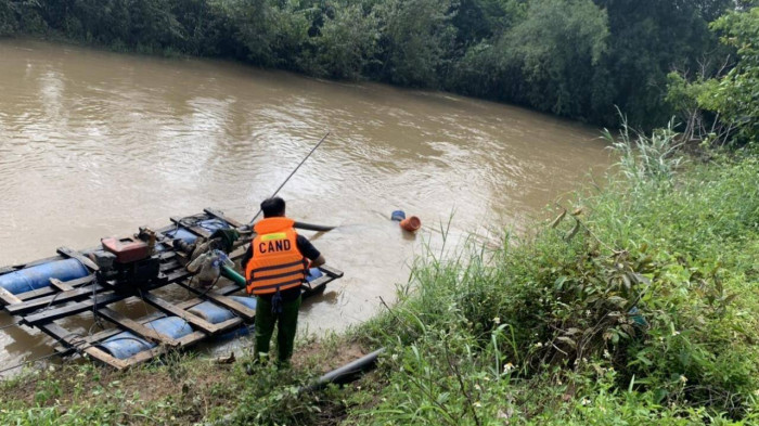  Tìm thấy thi thể 2 trong số 3 cha con bị lũ cuốn trôi. Ngày 26/9, lực lượng cứu hộ vẫn đang khẩn trương tìm kiếm một cháu nhỏ mất tích trong vụ 3 cha con bị nước lũ cuốn trôi ở xã Kon Chiêng, huyện Mang Yang, tỉnh Gia Lai. 16h chiều 24/9, anh Q. chở 2 con đến thăm cha vợ tại làng Tar, xã Kon Chiêng. Tối cùng ngày trên đường trở về gặp nạn, người dân phát hiện xe máy anh Q. ở giữa suối, 3 cha con mất tích nên đi tìm. Chiều 25/9, phát hiện thi thể anh Q. ở gốc tre nằm giữa suối Pờ Yầu. 9h sáng 26/9, lực lượng chức năng đã tìm thấy thi thể một cháu bé con anh Q.