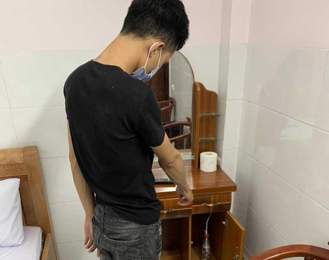  Để khách sử dụng ma túy, chủ nhà nghỉ bị xử phạt. Ngày 26/9, Công an huyện Việt Yên, Bắc Giang cho biết đã lập hồ sơ xử lý đối với chủ nhà nghỉ về hành vi “Để cho người khác sử dụng trái phép chất ma túy trong khu vực mình quản lý”. Theo đó chủ một nhà nghỉ tại tổ dân phố My Điền 2, thị trấn Nếnh bị xử phạt 17,5 triệu đồng. Rạng sáng 24/9, kiểm tra hành chính, cảnh sát phát hiện tại nhà nghỉ này có một đối tượng dương tính với chất ma túy. 