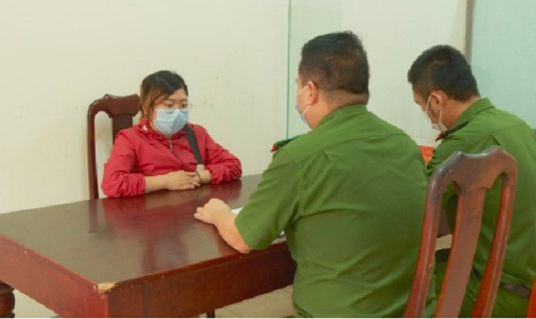  Nữ 9x cầm đầu đường dây số đề giao dịch gần 1 tỷ đồng/ngày. Ngày 26/9, Công an TP Buôn Ma Thuột, tỉnh Đắk Lắk cho biết đang tạm giữ hình sự 15 đối tượng để điều tra về hành vi đánh bạc và tổ chức đánh bạc. Đường dây đánh bạc bằng hình thức ghi số đề quy mô lớn, mỗi ngày giao dịch gần 1 tỷ đồng này do Trần Thị Út Hiền (SN 1990, trú tại thị xã An Nhơn, tỉnh Bình Định) cầm đầu. Thời điểm triệt phá vào ngày 17/9, cảnh sát đưa 36 đối tượng về trụ sở để làm việc, thu giữ gần 300 triệu đồng tiền mặt.